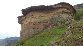 typische Felsformationen, oben magmatische Gesteine, unten Sandstein