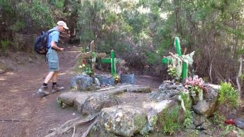 seltsames Grab im Wald