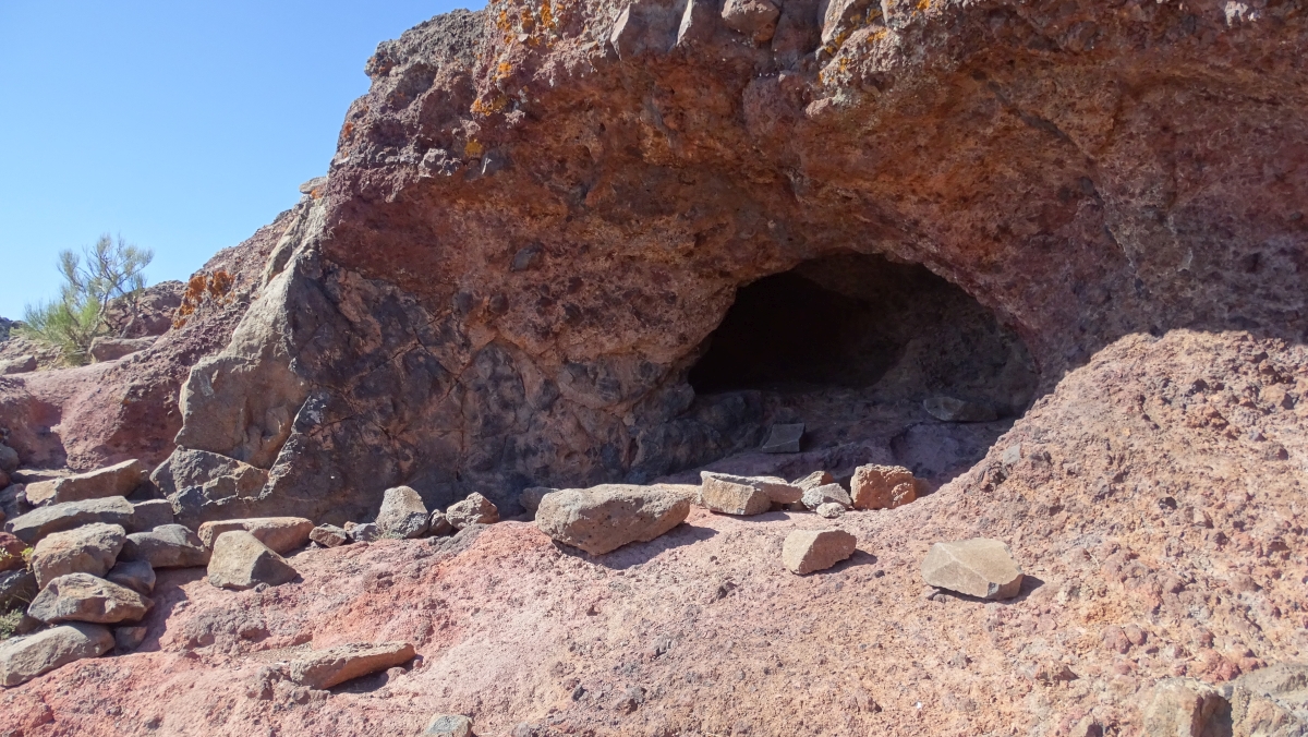 kleine Höhle am Wegesrand