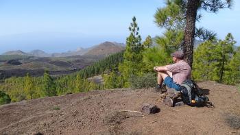 Rast auf dem Gipfel des Montaña de la Cruz mit Blick ins Teno-Gebirge bis hin nach La Gomera