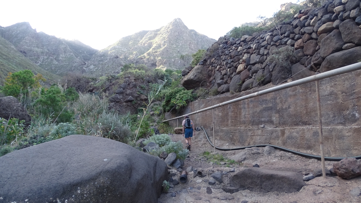 Start der Wanderung in einem ausgetrockneten Bachbett