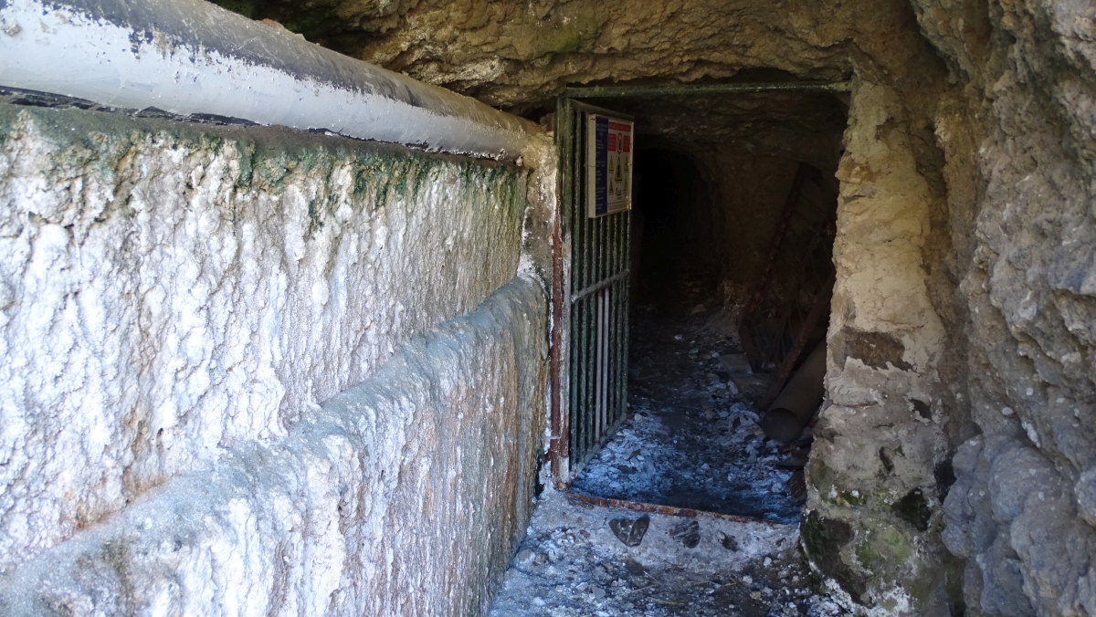 Eingang zu einem Tunnel, dem wir auf 1 km folgen