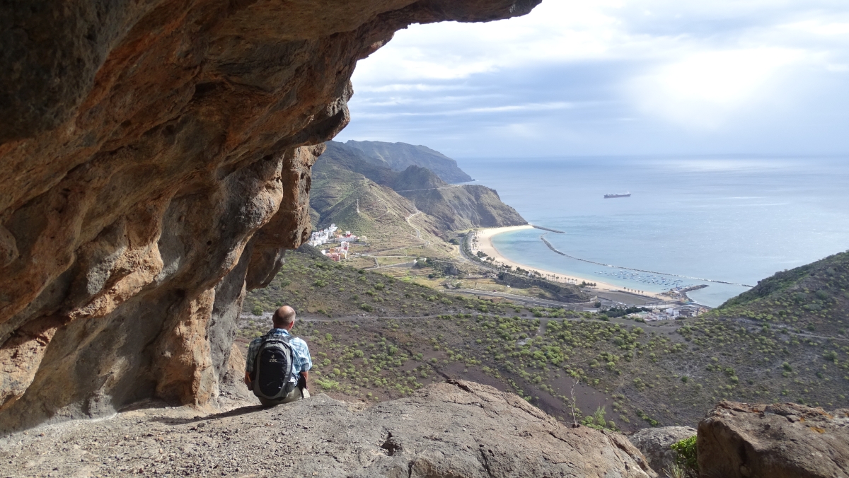 Rast im Felsenfenster mit Blick auf Playa de las Teresitas