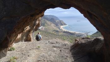 Rast im Felsenfenster mit Blick auf Playa de las Teresitas