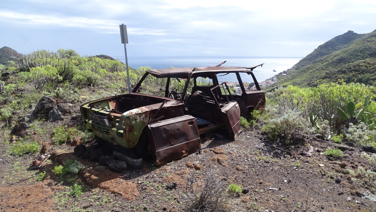 coche abandonado - wie der hier wohl hergeschafft wurde?