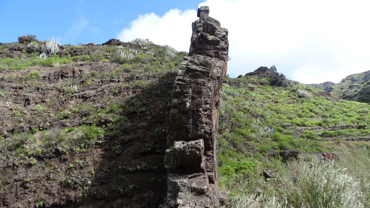 natürliche Felsenmauer die quer durch den Barranco verläuft