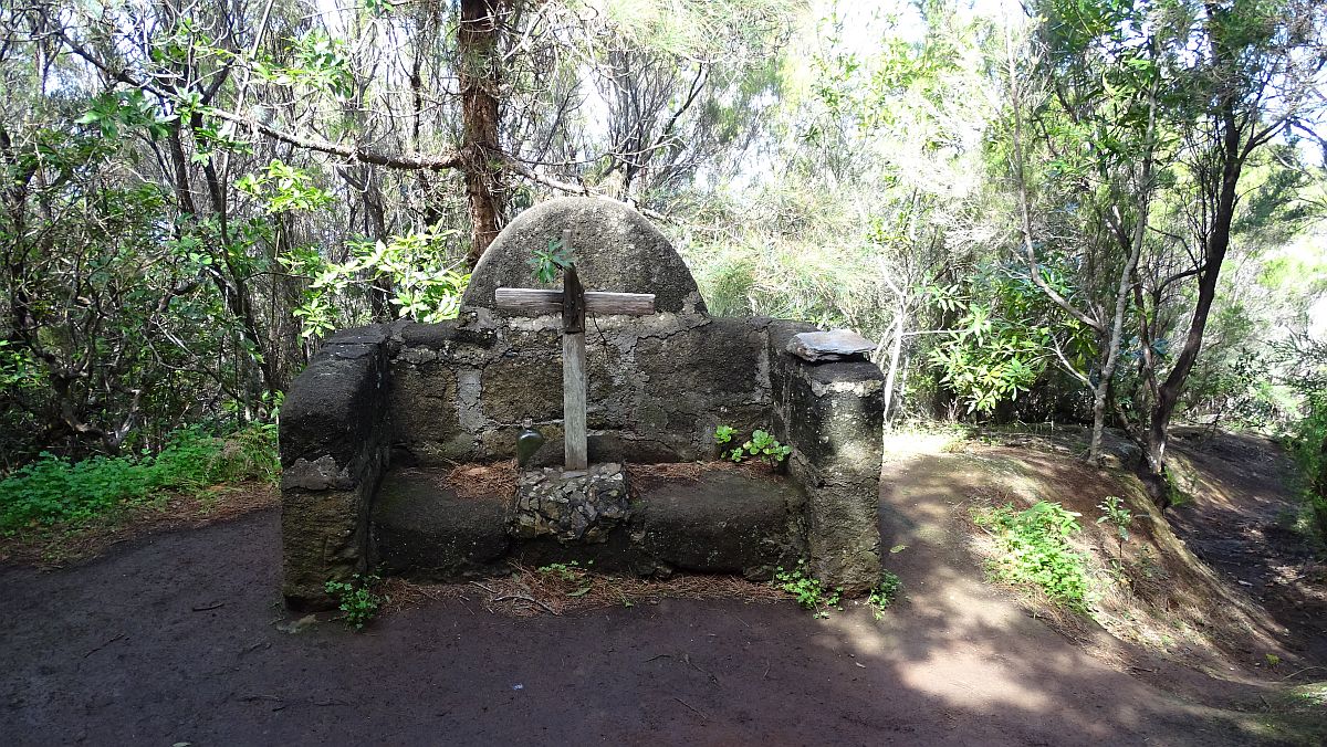 kleines Denkmal im Wald