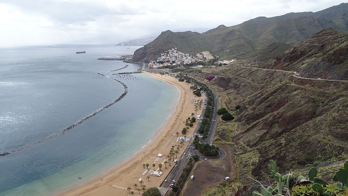 Blick von der Verbindungsstraße nach Igueste auf den Strand