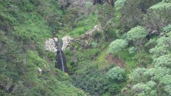 kleiner Wasserfall auf der anderen Talseite