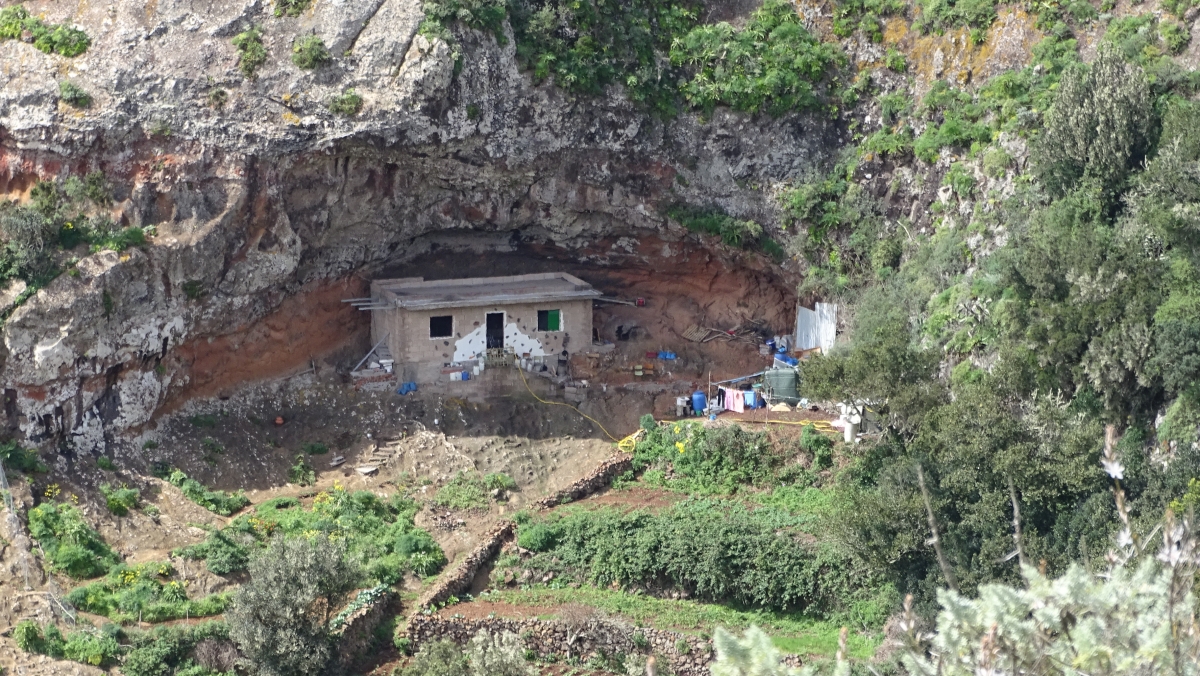 Haus in Höhle mit Großer Wäsche