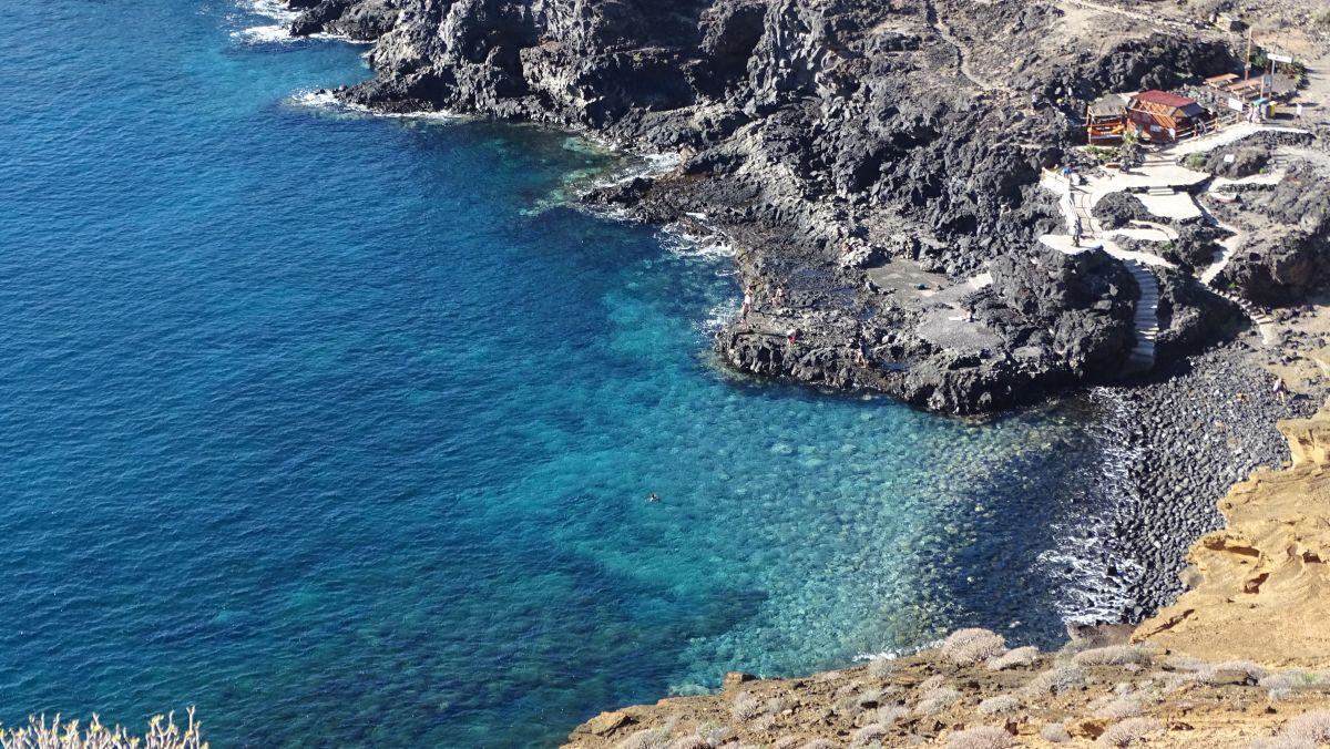 kleiner Steinstrand mit klarem Wasser