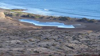 Salzwasserlagune in Strandnähe