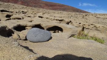 Basalt auf versteinerter Wanderdüne