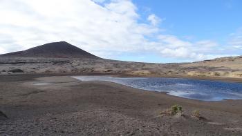 Montaña Roja mit Salzwasserlagune