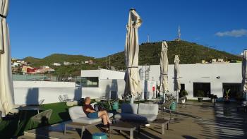 sonniger Abend auf der Hotelterrasse