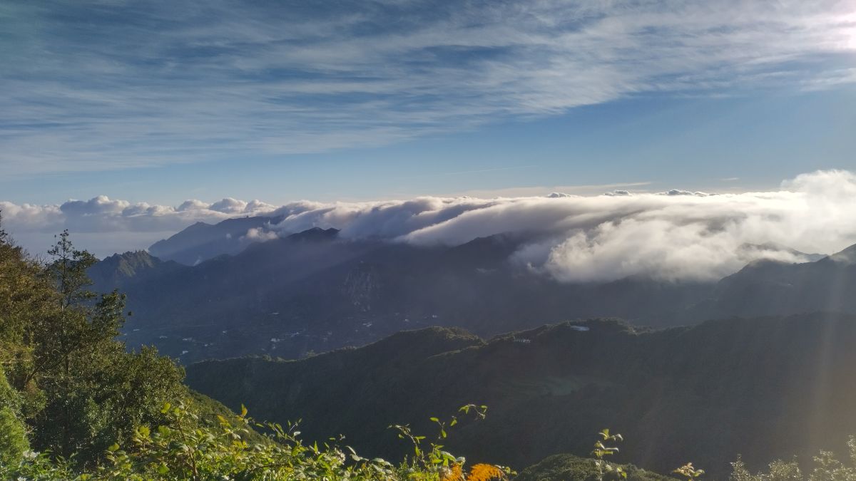 Wolken hängen im Anaga-Gebirgskamm