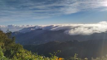 Wolken hängen im Anaga-Gebirgskamm