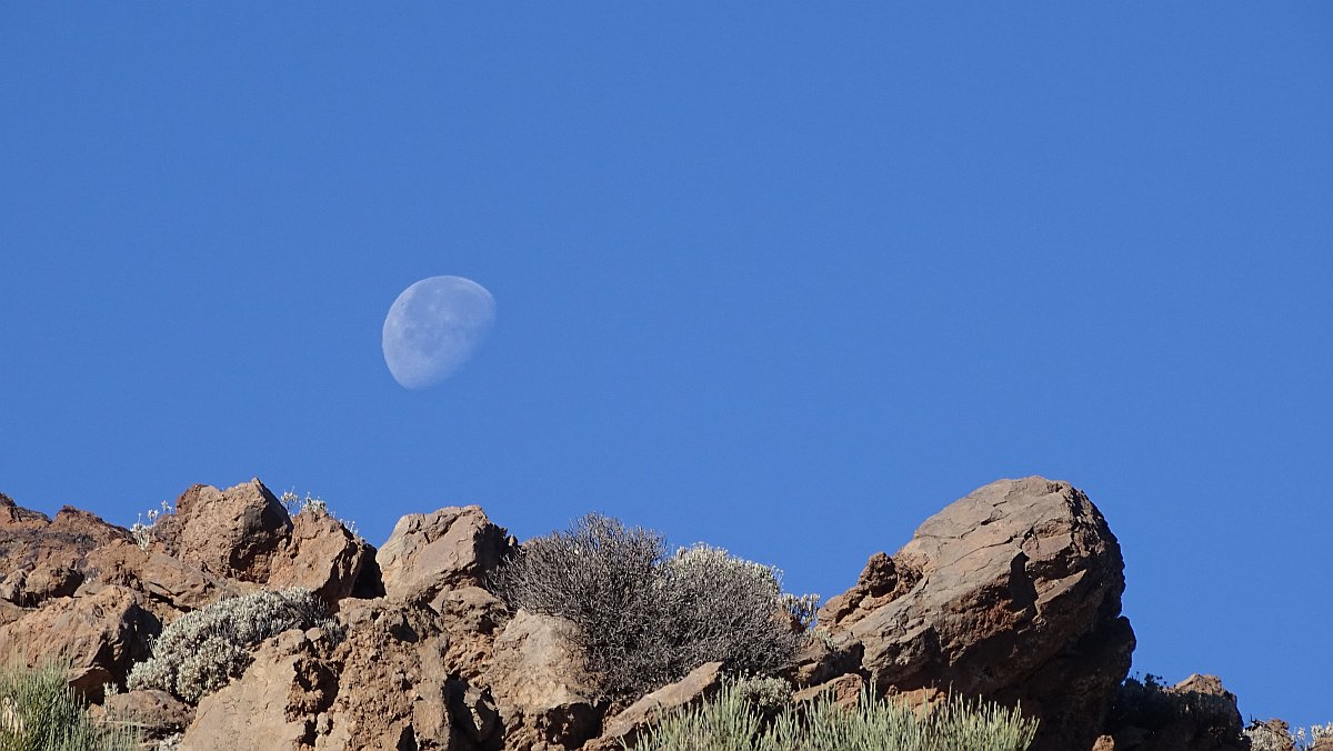 in der klaren trockenen Luft erscheint der Mond zum Greifen nah