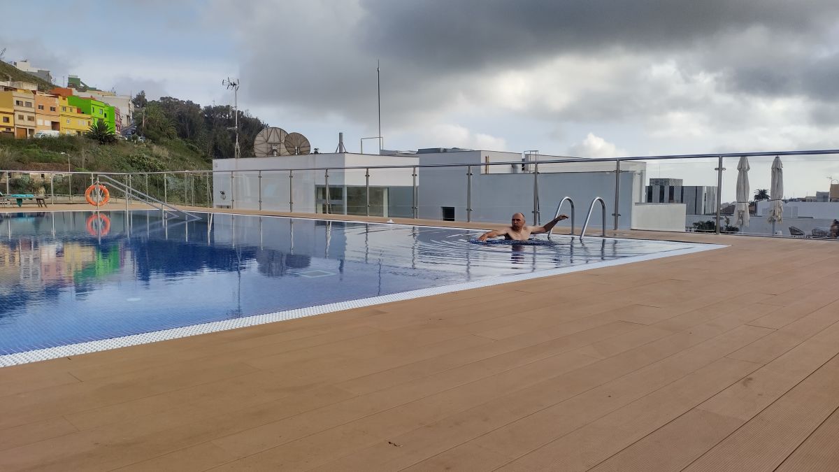 Bad im Hotelschwimmbad auf dem Dach