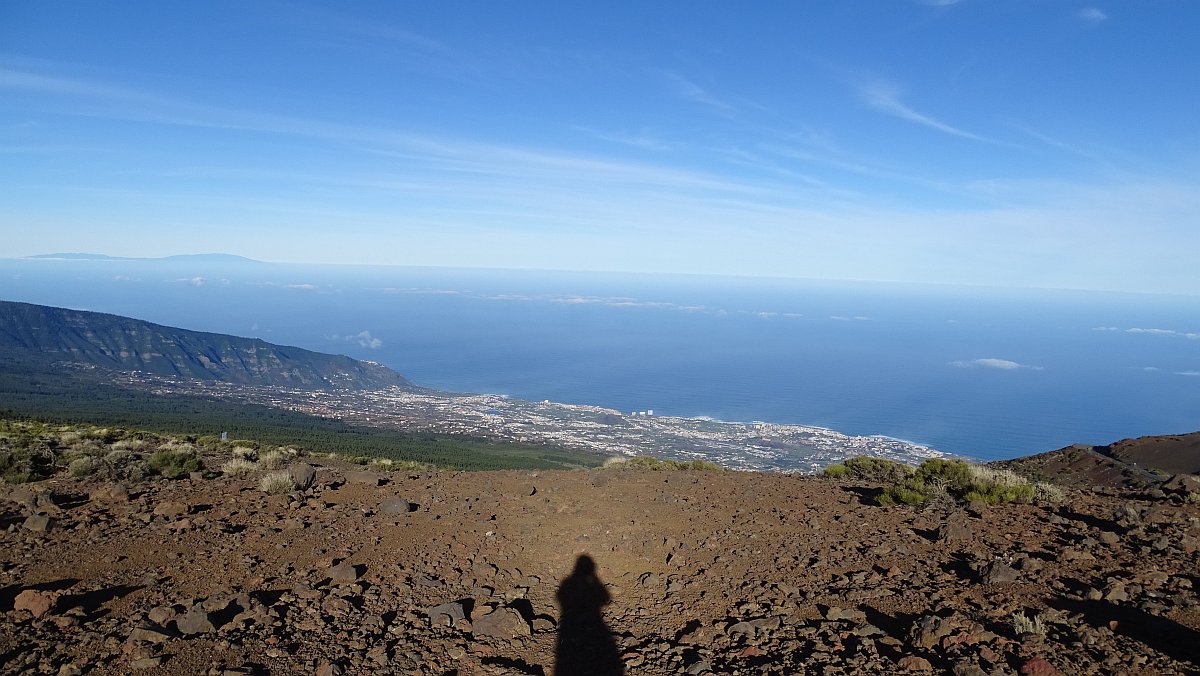 Blick hinunter nach Puerto de la Cruz, links am Horizont die Insel La Palma (ohne Eruptionswolke)