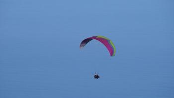 zeitige Gleitschirmflieger