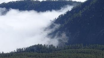 Wolken steigen bergan, schaffen es aber nicht bis oben