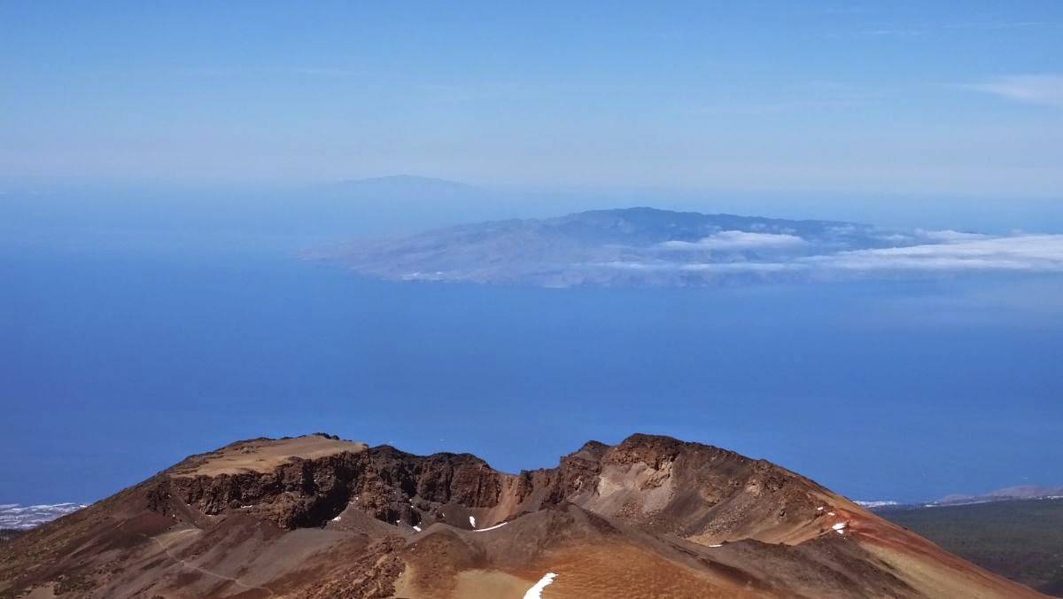 Krater des Pico Viejo mit La Gomera und El Hierro