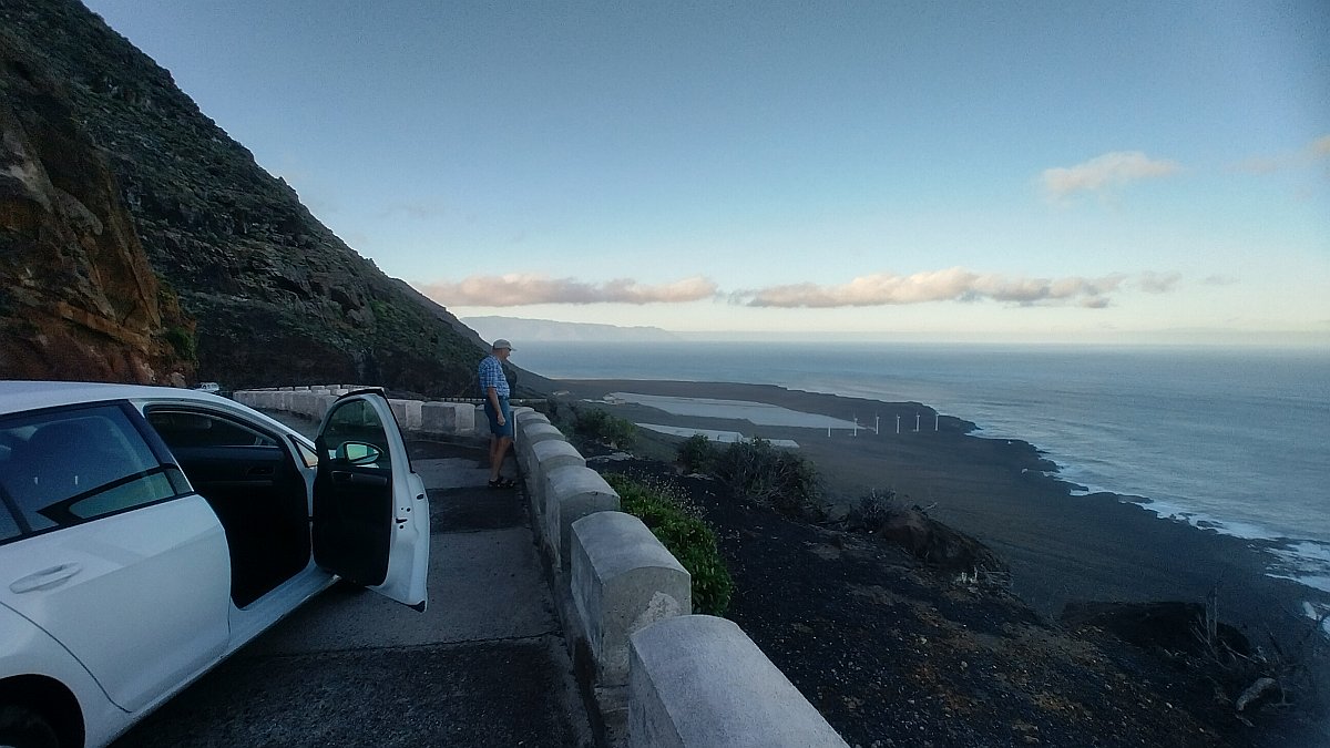 frühmorgens auf dem Weg zum Punta de Teno, die Sonne versteckt sich noch hinter den Bergen