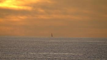 roter Himmel und Segelboot