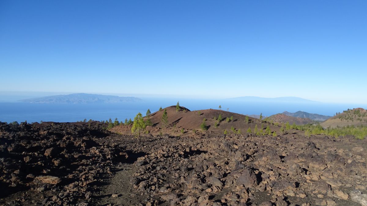 links La Gomera 50 km und rechts La Palma 100 km