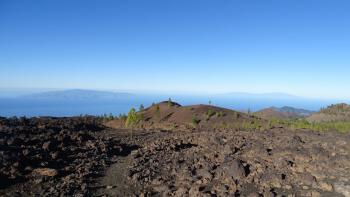 links La Gomera 50 km und rechts La Palma 100 km