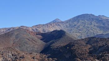 der Teide erscheint hinter dem Pico Viejo