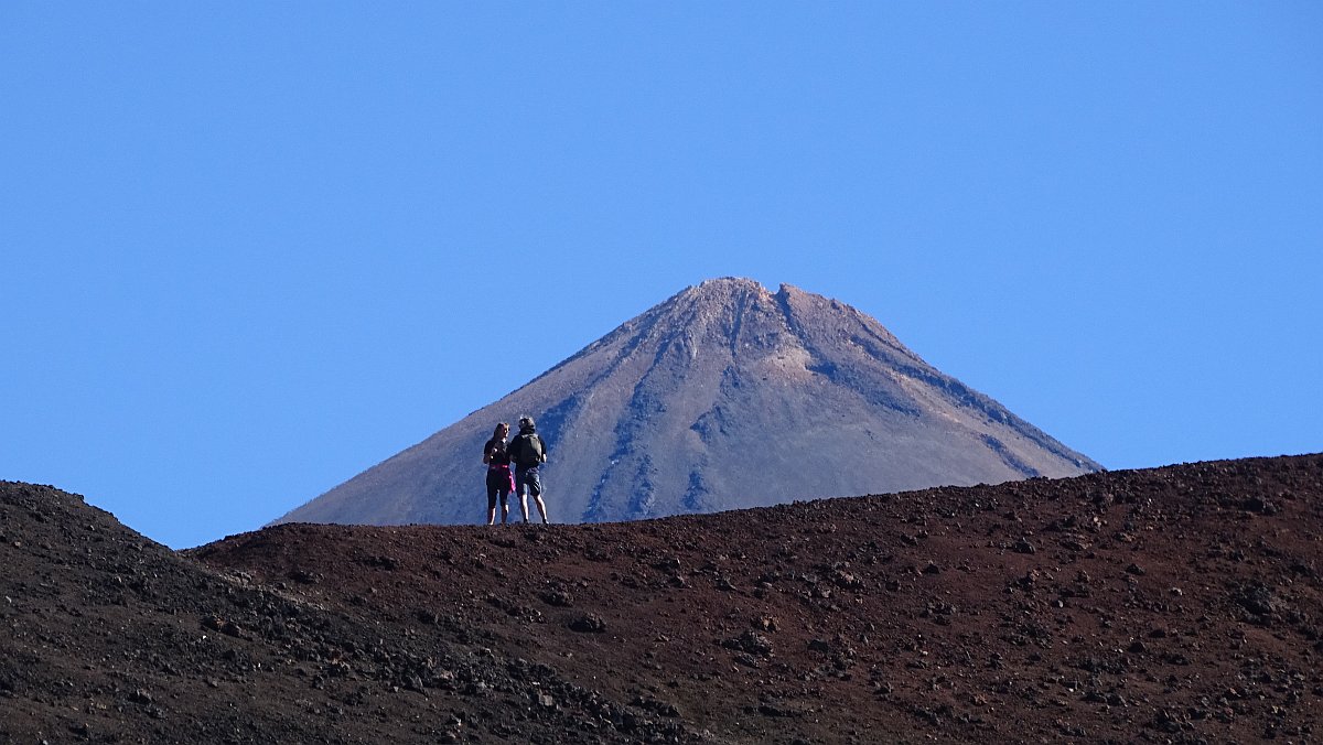 Wanderer herangezoomt vorm Teide