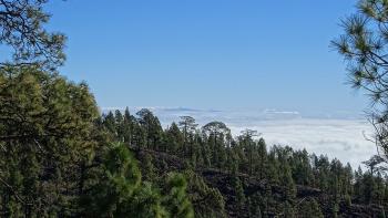 am Horizont tauchen über den Wolken die Bergspitzen von Gran Canaria auf