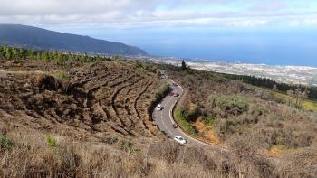 viel Betrieb auf der Straße zum Teide, der aber wegen des Schnees gesperrt ist
