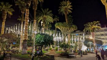 weihnachtlich geschmückte Plaza de la Iglesia