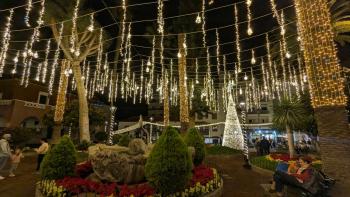 weihnachtlich geschmückte Plaza de la Iglesia