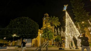 weihnachtlich geschmückte Plaza de la Iglesia