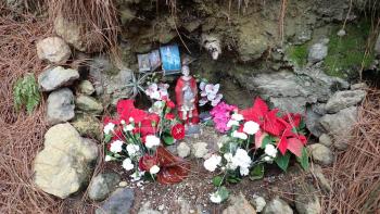 kleiner Altar im Wald