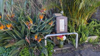 geschmückter Wegaltar