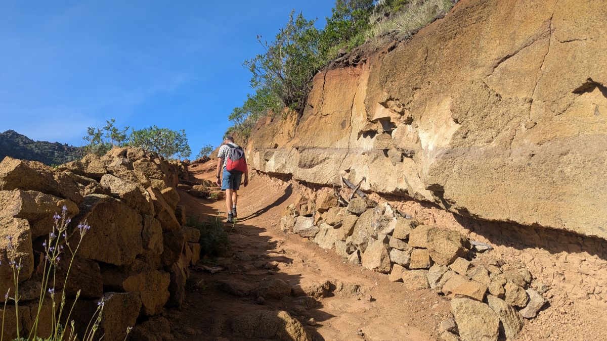 Weg entlang eines Gesteinsbandes