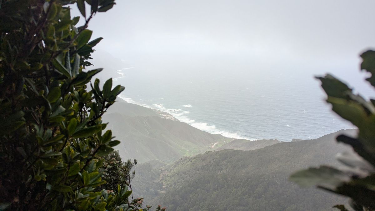 getrübter Blick runter zur Küste