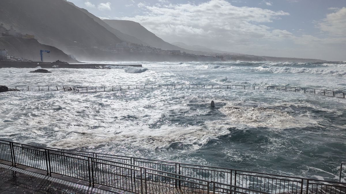 hier gab es gestern noch ein Schwimmbecken, heute haben es die Wellen überflutet