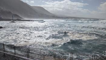 hier gab es gestern noch ein Schwimmbecken, heute haben es die Wellen überflutet