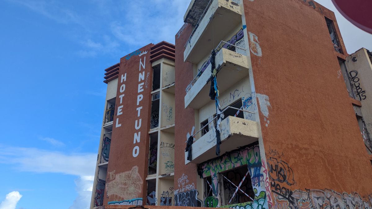 Hotelruine, hier hat man wohl Angst dass die Steilküste abrutscht