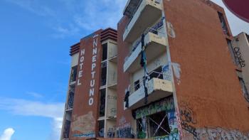 Hotelruine, hier hat man wohl Angst dass die Steilküste abrutscht