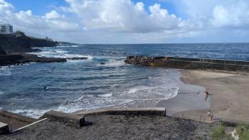 Unentwegte surfen und baden auch