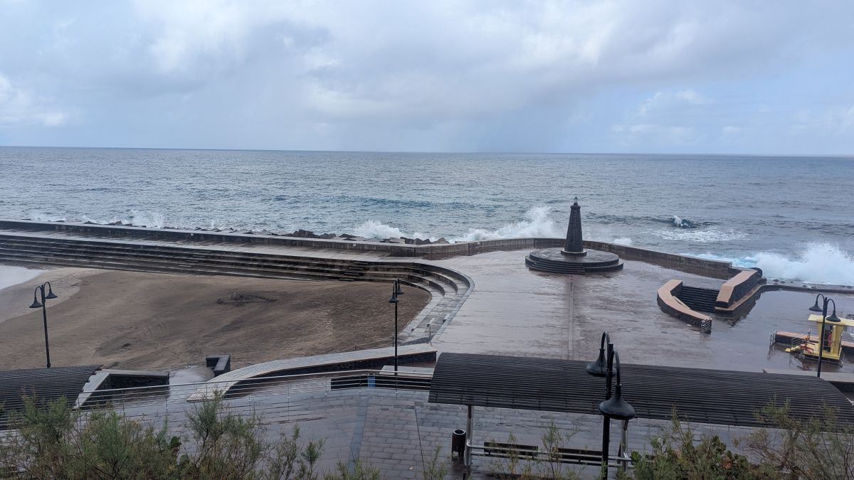 Leuchtfeuer von Bajamar nach dem Regenschauer