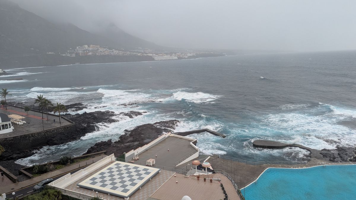 da braut sich etwas zusammen, Blick vom Balkon