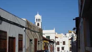 Calle de Pérez Zamora mit der Iglesia de Santa Ana